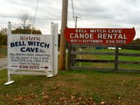 테네시주 애덤스에 있는 벨 마녀 동굴 입구에 있는 표지판은 유령 관광을 홍보한다.