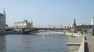 넴초프는 볼쇼이 모스크보레츠키 다리를 건너다 총에 맞아 사망했다.