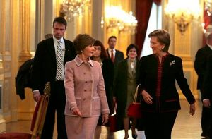 2005년 2월 로열 팰리스 오브 브뤼셀 투어 중 로라 부시와 함께 걷는 파올라 왕비.