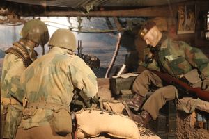 한국 전쟁 중 요새화된 진지를 방어하는 룩셈부르크 군인들의 디오라마 (국립 군사 박물관)