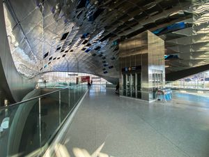 역 돔에 설치된 채색 거울 패널로 된 예술 작품 Atmospheric Lens