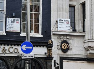 본드 스트리트는 남쪽의 올드 본드 스트리트와 북쪽의 뉴 본드 스트리트로 나뉜다. 보석상 티파니(Tiffany & Co.)의 런던 지점은 이 분할선 근처 올드 본드 스트리트 쪽에 있다.