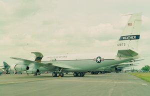 1993년 RIAT에서 촬영된 61-2673 보잉 WC-135B. 외부 공기 채취 포드를 확인할 수 있다.