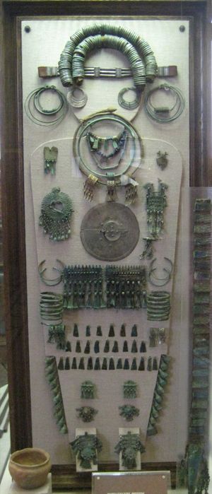 9~10세기 무로마 무덤에서 나온 여성 의복 및 머리 장식 금속 부품의 복원.