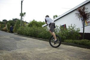  자전거를 탄 사람은 거리의 더 가파른 콘크리트 부분에서 중심을 잡기 위해 앞으로 기울여야 한다.