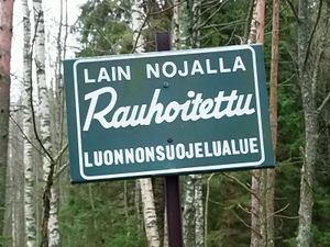 핀란드 숲에 있는 보전 지역 표지판. "법으로 보호되는 보전 지역"이라고 적혀 있다.