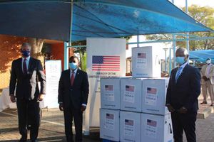 2021년 COVAX 프로그램의 일환으로 보츠와나에 화이자-바이오엔테크 코로나19 백신을 전달하는 미국