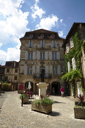 생 피에르 수도원 교회 앞에 있는 18세기 주택. 사라진 15세기와 16세기 건물에서 가져온 다양한 조각 요소로 장식되어 있다.