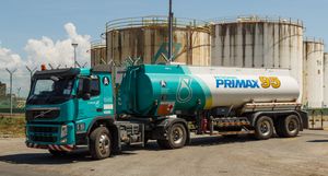 말레이시아 산다칸 항구의 볼보 FM 페트로나스 유조차.