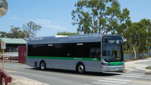 트랜스퍼스(Transperth) 볼그렌(Volgren) 차체를 장착한 볼보 BZL이 퍼스 화이트포드 기차역에 있다.