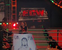 2006년 12월 ECW 디셈버 투 디스멤버에서 링에 있는 볼스