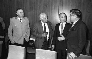 1983년 연방 하원 의원들과 대화하는 알텐부르크