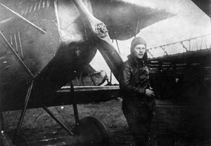 리히트호펜이 그의 포커 D.VII 전투기 앞에서, 1918년 여름