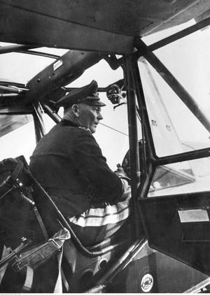 리히트호펜(Richthofen)이 1941년 10월 Fi-156 연락기에 앉아 있는 모습