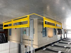 창고에 설치된 강철 시설 보호 난간