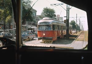 도시 거리 중앙의 작은 플랫폼에 있는 노면 전차