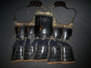 고대 에도 시대 일본(사무라이) 4경첩 5판(go-mai) 갑옷(dō 또는 dō)으로, 뒤쪽에서 열리는 형태(haramaki)