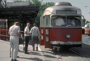 1965년, 1930년에 건설된 플랫폼에 정차한 기차