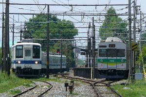 2010년 5월, 왼쪽으로 도부 8000계 전동차가 이전되는 모습의 부슈아라키역