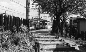 1977년 4월 부슈카라사와역 모습. 7800계 전동차가 보인다.