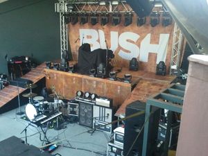 2011년 8월 17일 텍사스 오스틴에서 공연 전 무대에 있는 부시