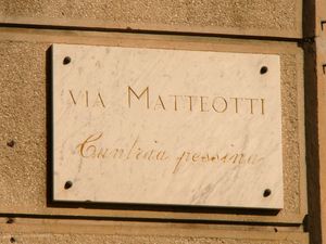 비아 마테오티(Via Matteotti)의 이름과 역사적인 지명(Cuntràa Pessina)이 적힌 현판