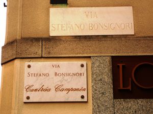 스테파노 보시뇨리 거리와 그 역사적 지명(Cuntràa Campanén)의 이름을 새긴 명판.
