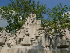 광장 내에 있는 미하이 뵈뢰슈머르티의 동상