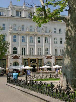 광장에서 바라본 찻집 중 하나