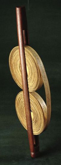 초기 부기스 문학의 기록 형태는 주로 롱타르 잎 두루마리에 기록되었으며, 이는 <i>Sure' Bawang'에서 볼 수 있다.