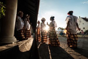 부기족 소녀들이 바주 보도, 사롱과 전통적인 머리 장식을 하고 있는 모습, 포트 로테르담, 마카사르, 인도네시아