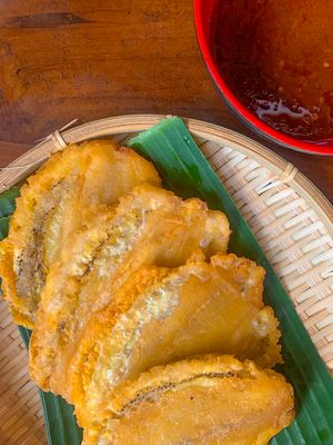 }}), 납작하게 눌러 두 번 튀긴 플랜테인으로, 보통 삼발과 함께 먹는 바삭한 전통 간식