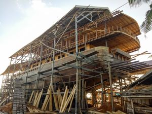 남술라웨시의 주요 조선 산업 중심지 중 하나인 불루쿰바의 피니시 건조 시설.