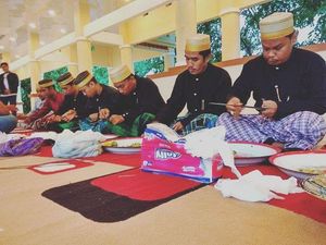 마토팡 행사에서 본 왕가의 자스 투투프 의상을 착용한 남성들