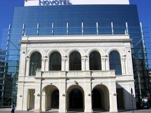 2010년 부쿠레슈티 노보텔의 정면. 옛 루마니아 국립극장의 외관을 원래 위치와 거의 동일하게 재현