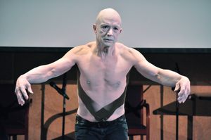 제이 히라바야시가 2014년 2월 22일 워싱턴주 시애틀에서 열린 기억의 날 행사에서 부모인 고든과 에스더 히라바야시를 기리는 부토 댄스를 공연하고 있다.