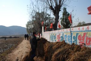 북한의 농업은 기계 없이 수작업에 크게 의존한다. 수확기에는 가을비가 오기 전에 작물을 제때 거두기 위해 도시에서 학생들을 동원하는 경우가 많다.