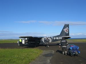 BN2 Islander가 Papa Westray Airport에서 수하물 적재 중