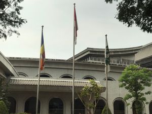 인도네시아 국기 및 자제 단체 깃발과 함께 게양된 불교기, 인도네시아, 자카르타 북부, 판타이인다 카푸크에 위치한 자제 학교에서