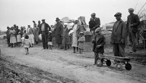 남부 소작농 연합의 회원 자격으로 인해 퇴거당한 후 길가에 앉아있는 소작농들 (1936년 1월)