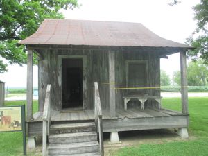 루이지애나 주립 면화 박물관(Louisiana State Cotton Museum)에 전시된 소작농의 오두막, 레이크 프로비던스, 루이지애나 (2013년 사진)