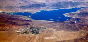 후버 댐이 오른쪽에 보이는 불더시티와 미드 호수