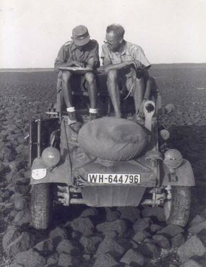 1942년 6월, 북아프리카 도라 작전 중 지도 연구 중인 브란덴부르거즈 장교들