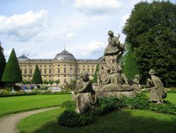 앞쪽의 프로세르피나 납치를 볼 수 있는 궁정 정원에서 바라본 레지덴츠 전경