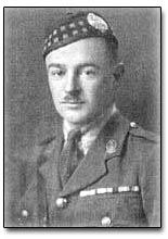 제1차 세계 대전 말 캐나다 원정군에서 대위로 복무 중인 치점.