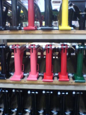 큐에 있는 공장에서 브롬톤 프레임 부품