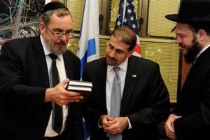 전 브네이브라크 시장 야코브 아셰르 (왼쪽)이 댄 샤피로 미국 대사 (가운데)와 만나는 모습