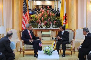 존 케리와의 만남에서 하사날 볼키아 국왕 뒤에 있는 브루나이 국기