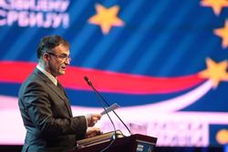 2010년 12월 민주당 (DS) 전당대회에서 연설하는 레시치