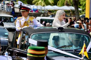 아브둘 마틴 왕자와 아니샤가 2024년 결혼식 후 거리 퍼레이드를 하는 모습
